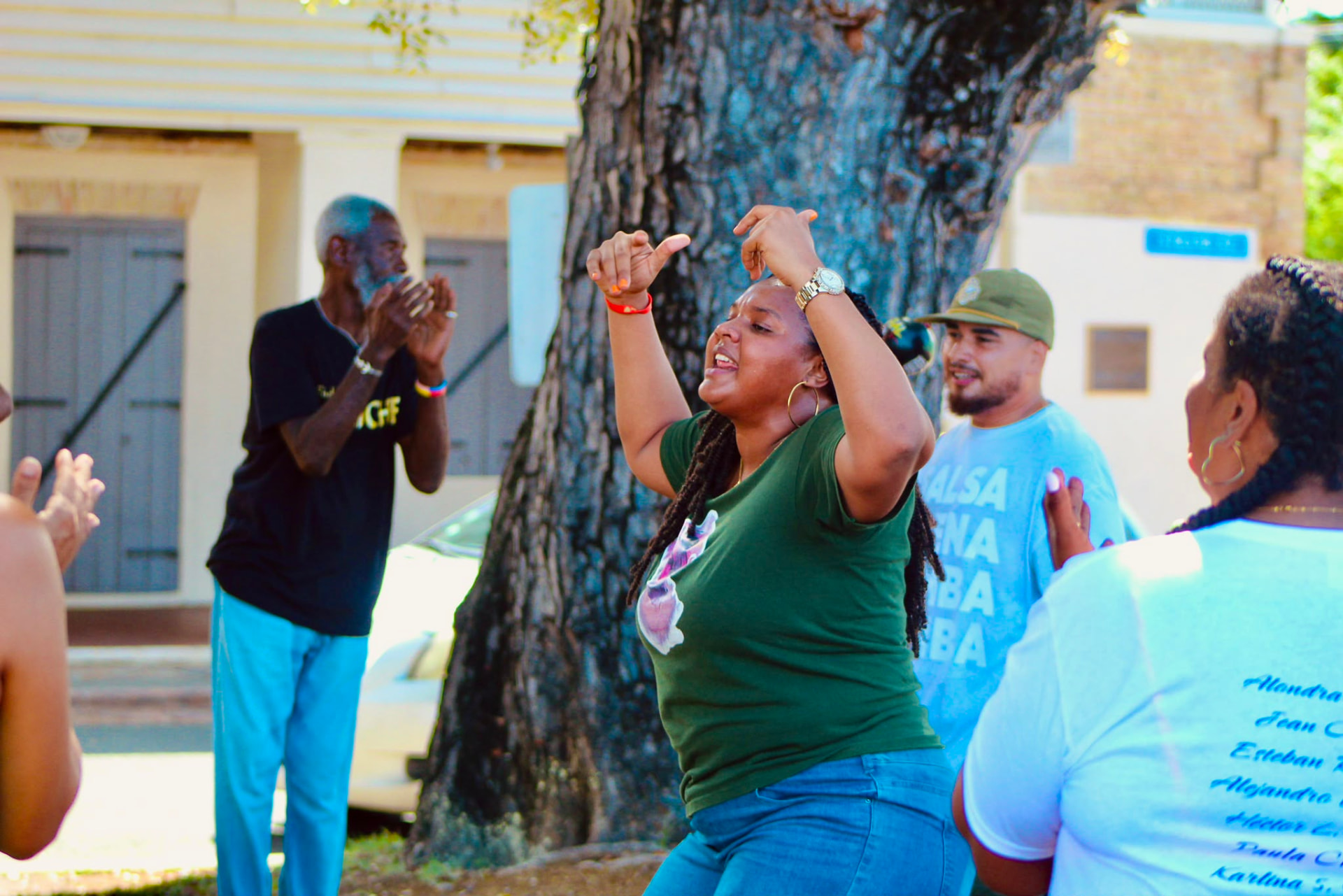 Comunidad en movimiento, compartiendo y celebrando juntos
